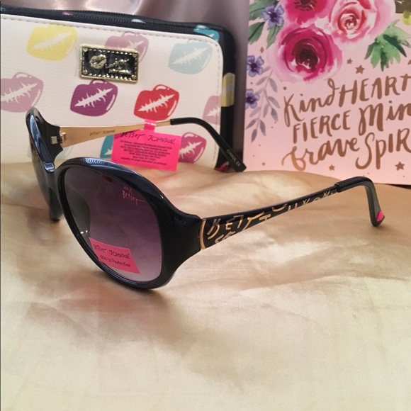 BETSEY JOHNSON BLACK SUNGLASSES LOGO METAL TEMPLE - Picture 3 of 6